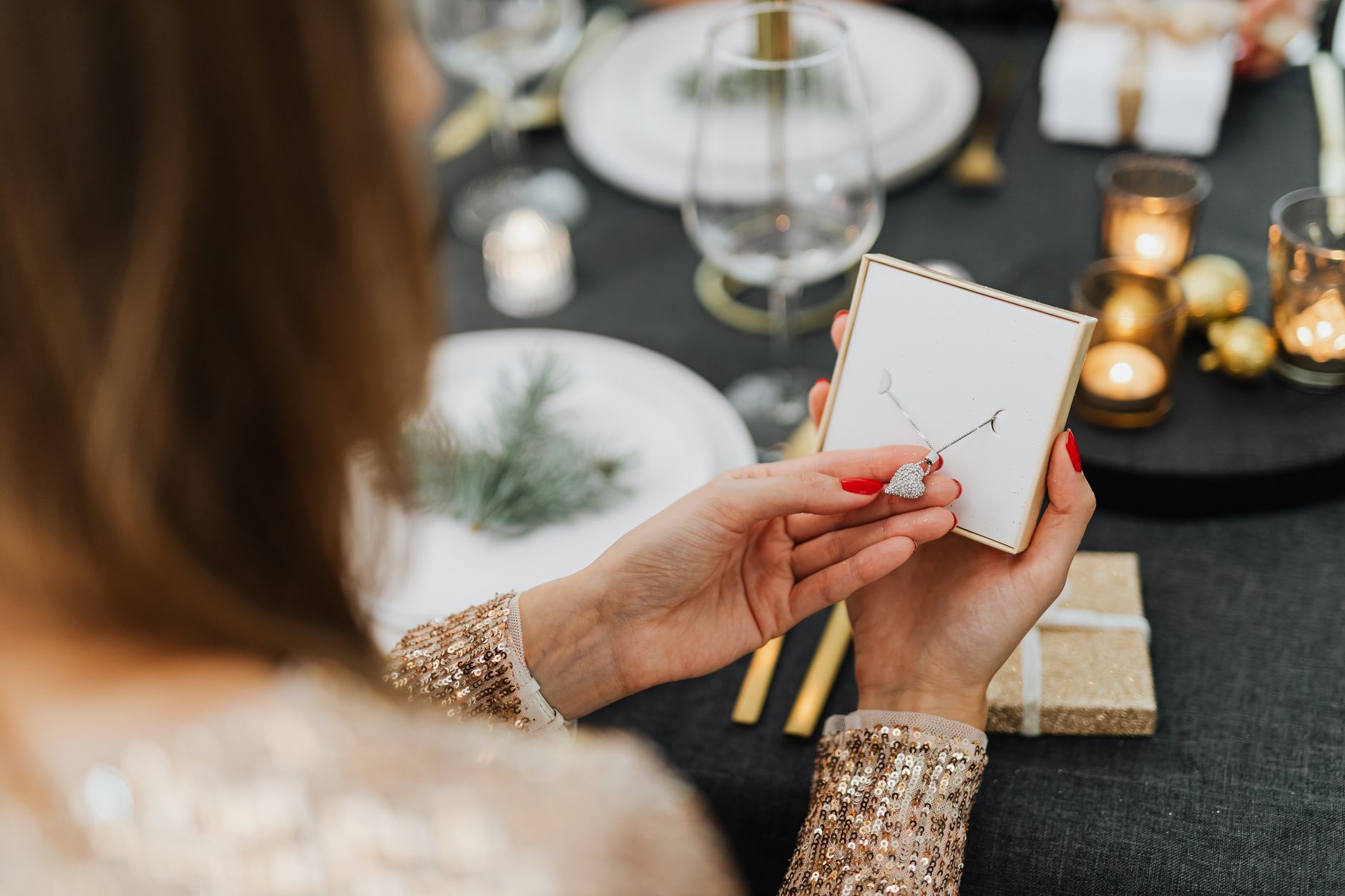 Weihnachtsgeschenk Schmuck: Was schenke ich ihr unter dem Baum?